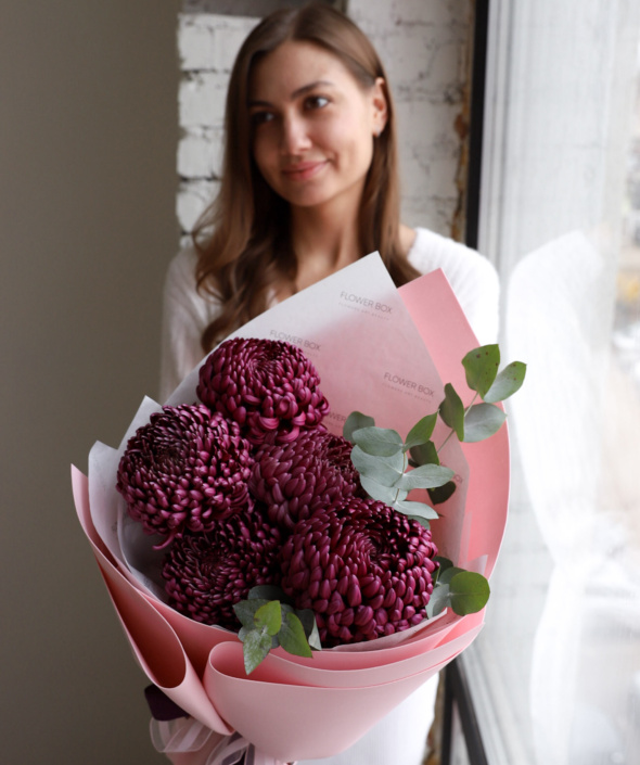 Букет бордовых хризантем в нежном оформлении №1980