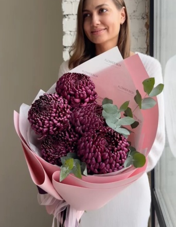 Букет бордовых хризантем в нежном оформлении №1980