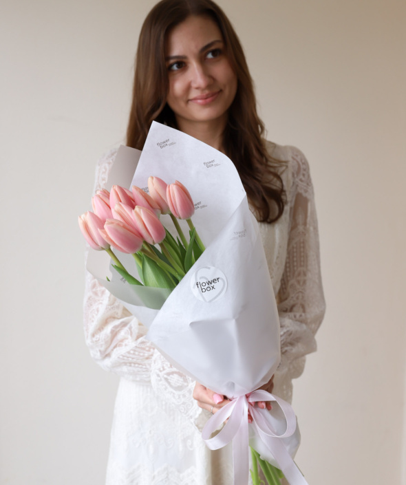 Букет из 11 лососевых тюльпанов в оформлении №2140