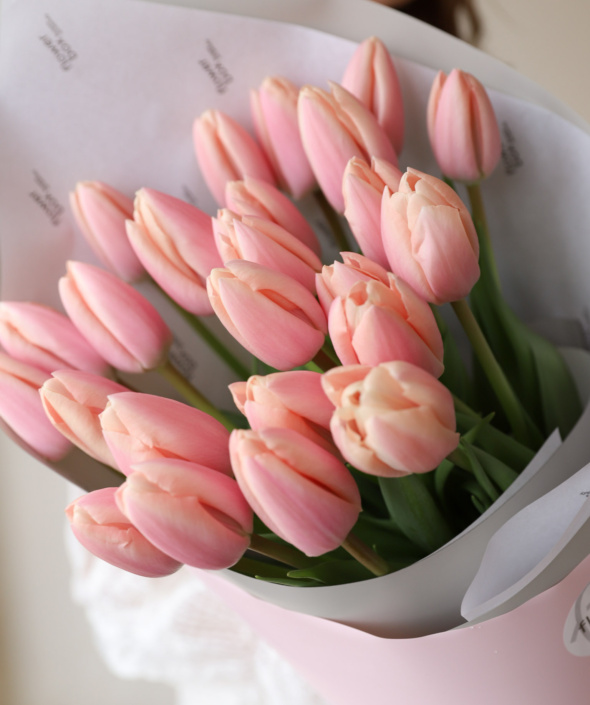 Букет из 25 лососевых тюльпанов в нежном оформлении №2139