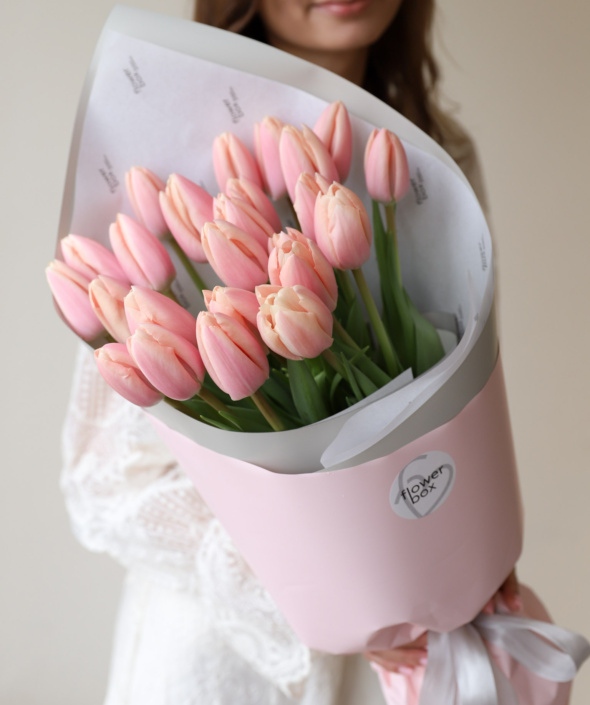 Букет из 25 лососевых тюльпанов в нежном оформлении №2139