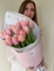 Букет из 25 лососевых тюльпанов в нежном оформлении №2139