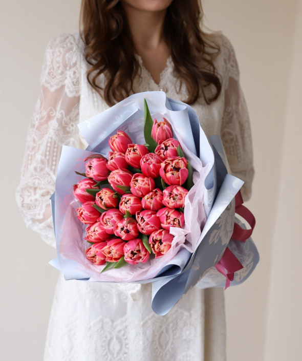 Букет из 25 махровых тюльпанов Колумбус в оформлении №2144