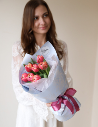 Букет из 7 махровых тюльпанов Колумбус в оформлении №2142