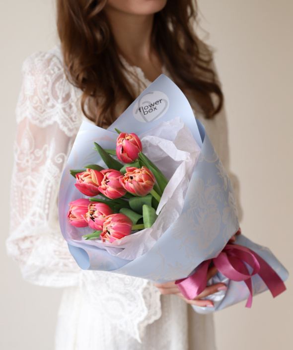 Букет из 7 махровых тюльпанов Колумбус в оформлении №2142