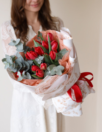 Букет из красных махровых тюльпанов с эвкалиптом №2147