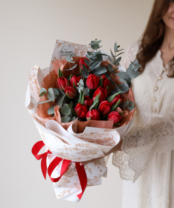 Букет из красных махровых тюльпанов с эвкалиптом №2147