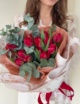 Букет из красных махровых тюльпанов с эвкалиптом №2147
