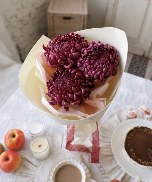 Букет из винных хризантем в нежном оформлении №2116