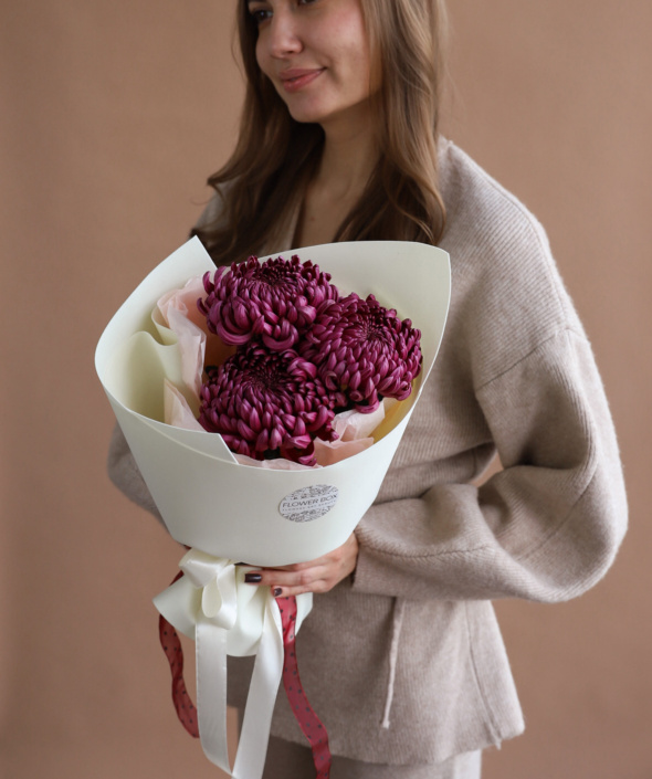 Букет из винных хризантем в нежном оформлении №2116