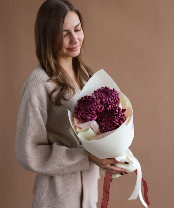 Букет из винных хризантем в нежном оформлении №2116