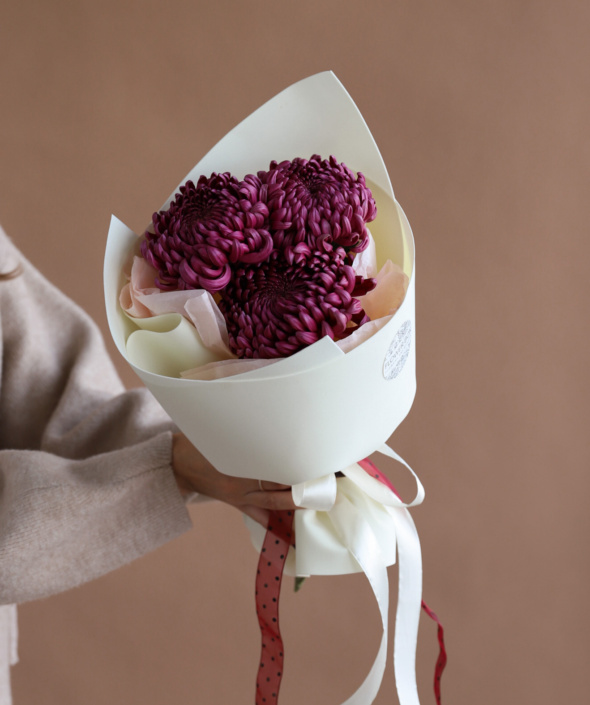 Букет из винных хризантем в нежном оформлении №2116