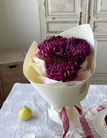 Букет из винных хризантем в нежном оформлении №2116