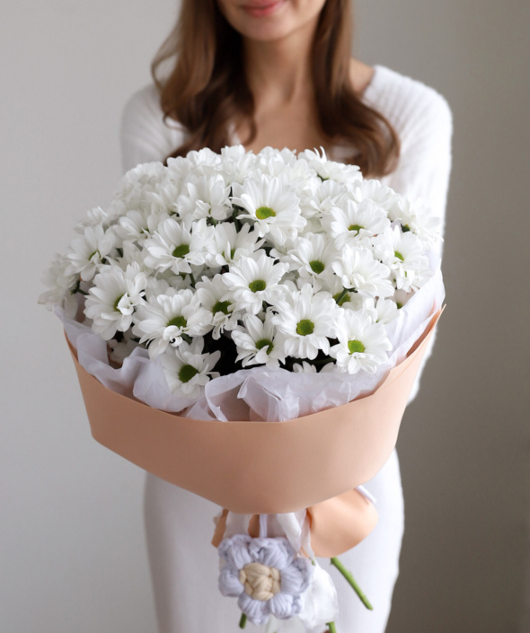 Букет кустовых хризантем с декоративным цветком из пряжи №2124