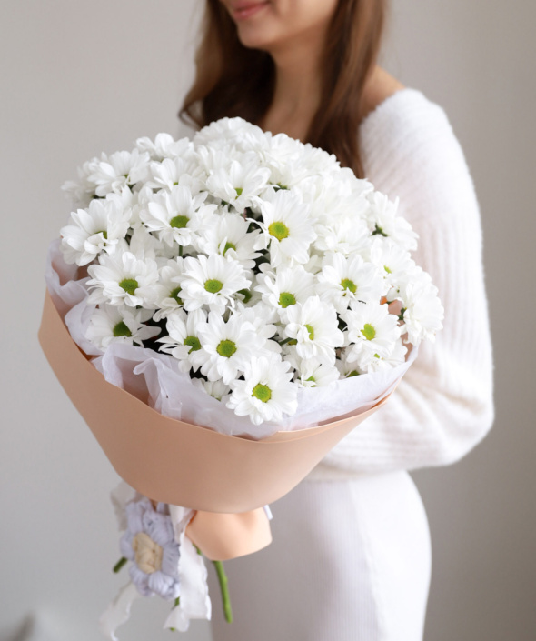 Букет кустовых хризантем с декоративным цветком из пряжи №2124