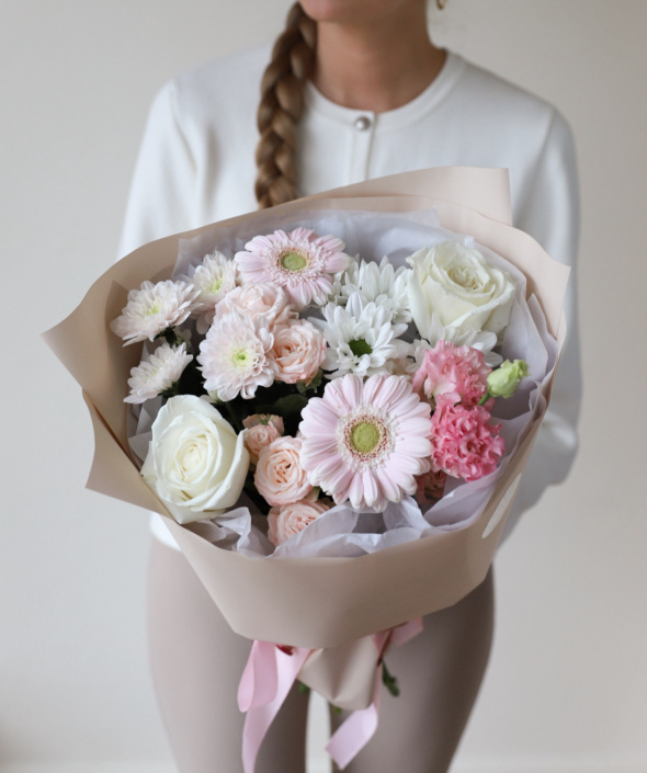 Букет нежный сборный в бежевом оформлении №888