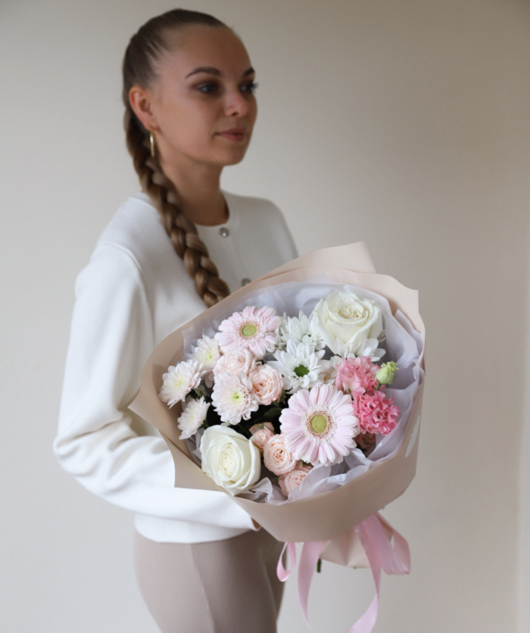 Букет нежный сборный в бежевом оформлении №888