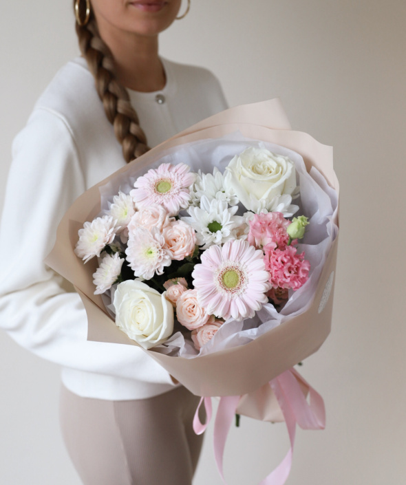 Букет нежный сборный в бежевом оформлении №888