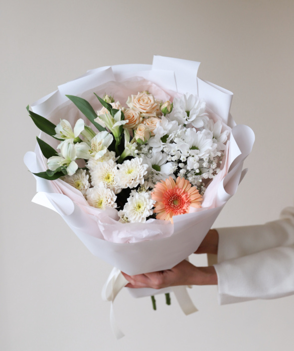 Букет в белом оформлении №1946