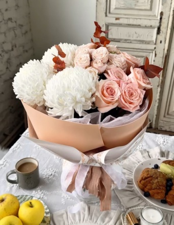 Эффектный букет в коробке-переноске №2118