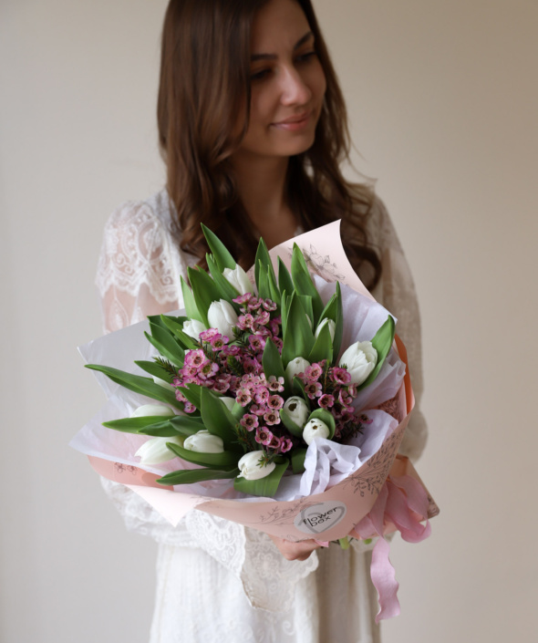 Дуобукет из гладких тюльпанов и хамелациума №2145