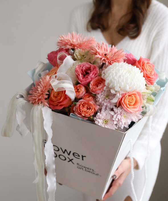 Эффектный букет в коробке-переноске №2118