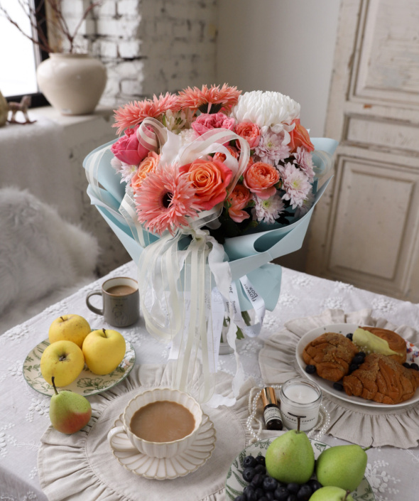 Эффектный букет в коробке-переноске №2118