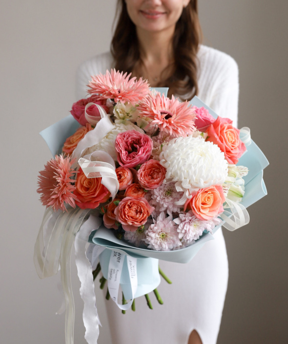 Эффектный букет в коробке-переноске №2118