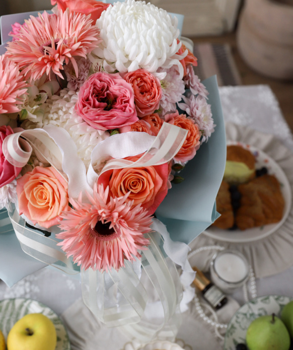 Эффектный букет в коробке-переноске №2118