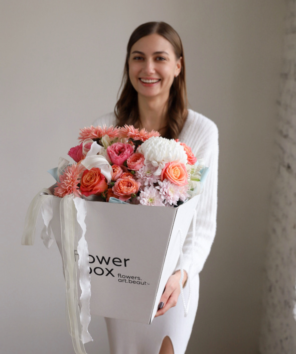 Эффектный букет в коробке-переноске №2118