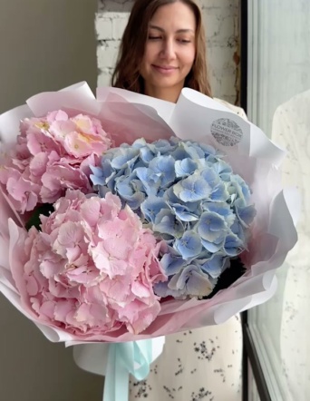 Гортензии в белом оформлении (3 шт) №1763