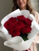 Красные розы в белом оформлении (Россия, 7 шт) №1011