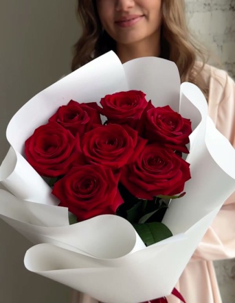 Красные розы в белом оформлении (Россия, 7 шт) №1011