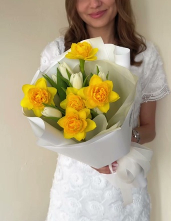 Микс тюльпанов и нарциссов в белом оформлении №2063