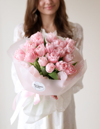 Нежный букет из 19 махровых тюльпанов №2141