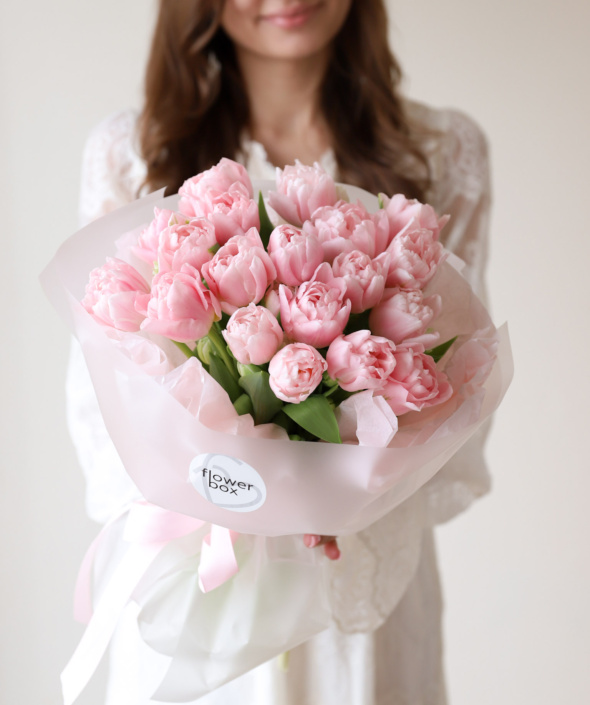 Нежный букет из 19 махровых тюльпанов №2141