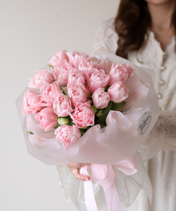 Нежный букет из 19 махровых тюльпанов №2141