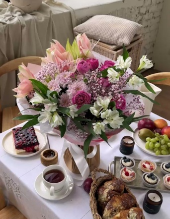 Пышный букет в коробке-переноске №2019