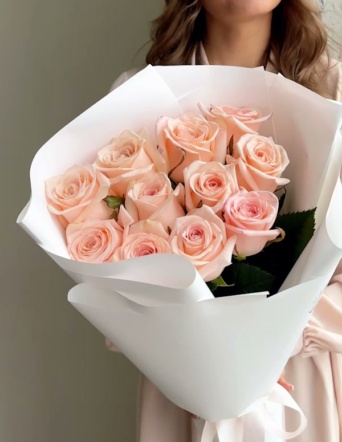 Розовые розы в белом оформлении (Россия, 11 шт) №1024