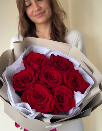 Розы красные в бежевом оформлении (7 шт) №1437