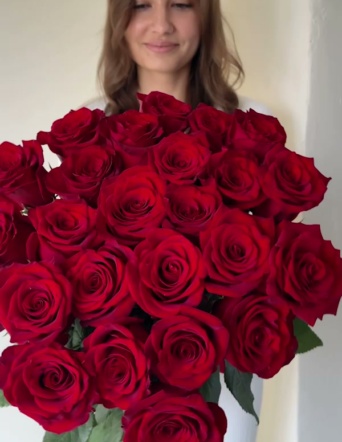 Розы красные в ленту (25 шт)  №1041