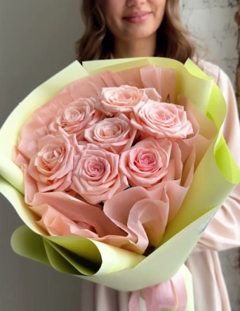 Розы розовые в нежном оформлении (7 шт) №1435