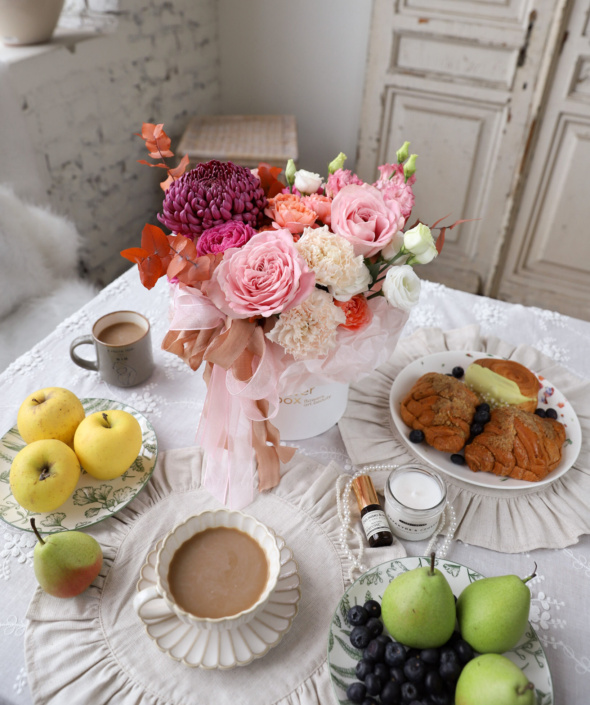 Сборный букет в шляпной коробке №2122