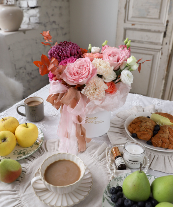 Сборный букет в шляпной коробке №2122