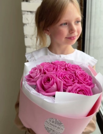 Ярко-розовые розы в нежном оформлении №2112